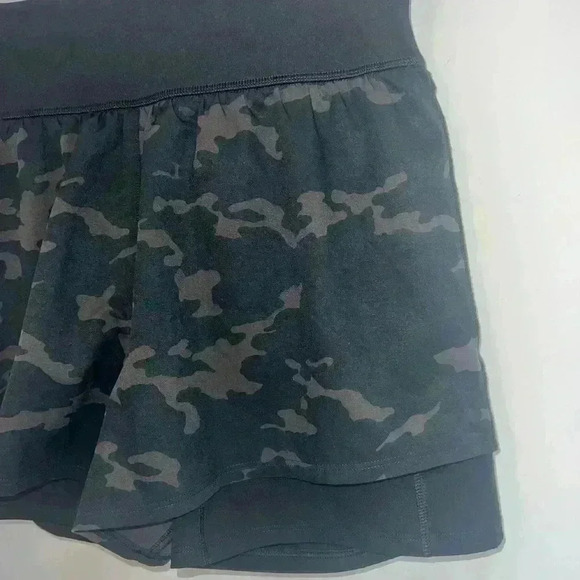 ••SOLD Spanx The Get Moving Short Camo medium - Picture 8 of 8